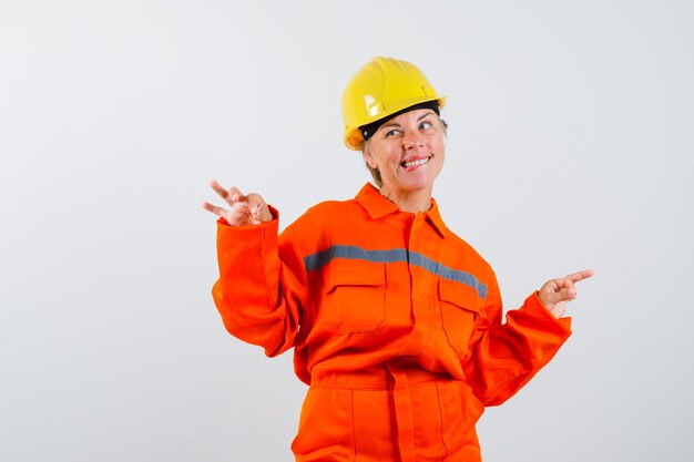 Pompier dans son uniforme avec un casque de sécurité