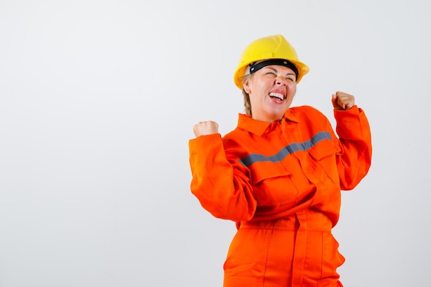 Pompier dans son uniforme avec un casque de sécurité