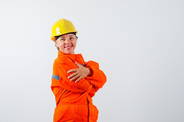 Pompier dans son uniforme avec un casque de sécurité