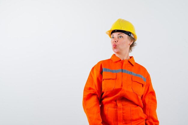 Pompier dans son uniforme avec un casque de sécurité