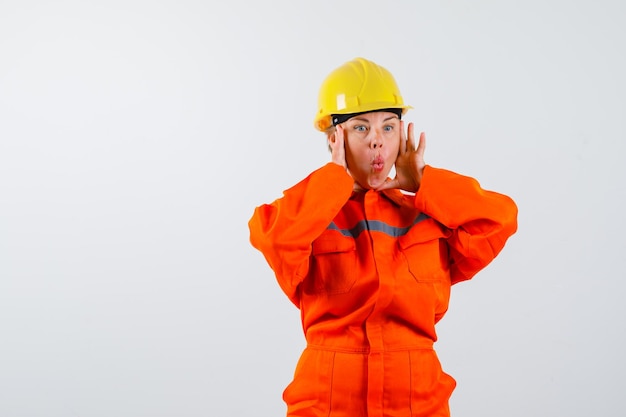 Photo gratuite pompier dans son uniforme avec un casque de sécurité