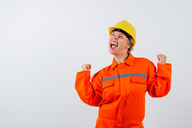 Pompier dans son uniforme avec un casque de sécurité