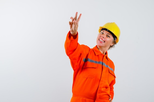 Pompier dans son uniforme avec un casque de sécurité