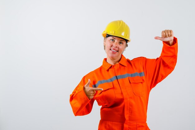 Pompier dans son uniforme avec un casque de sécurité