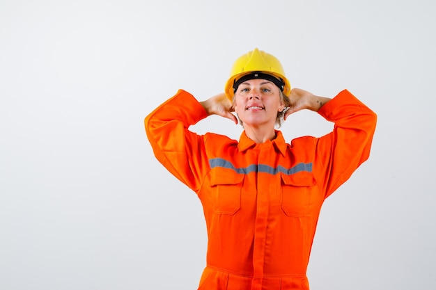 Pompier dans son uniforme avec un casque de sécurité