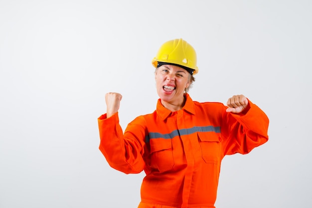 Pompier dans son uniforme avec un casque de sécurité