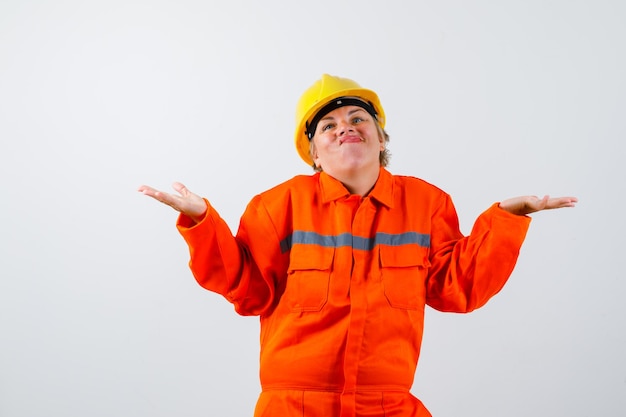 Pompier dans son uniforme avec un casque de sécurité