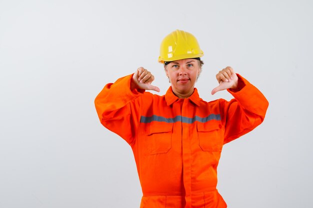 Pompier dans son uniforme avec un casque de sécurité