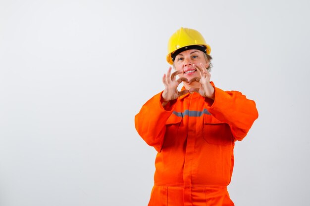 Pompier dans son uniforme avec un casque de sécurité