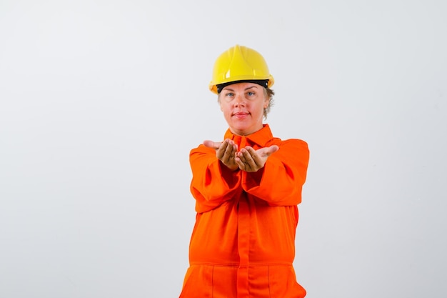 Pompier dans son uniforme avec un casque de sécurité