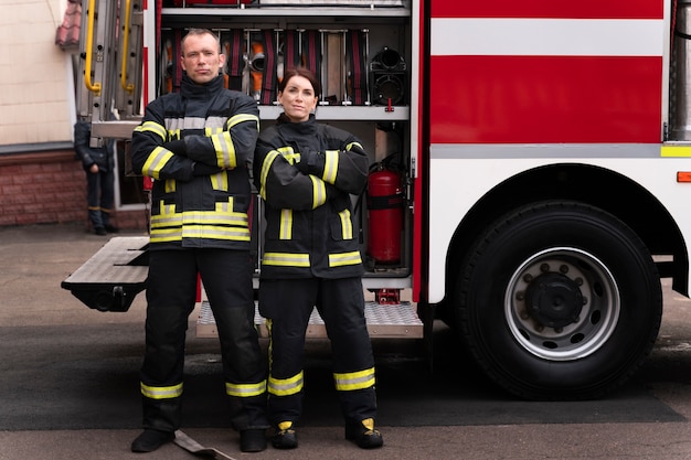 Pompiers masculins et féminins à la station travaillant ensemble