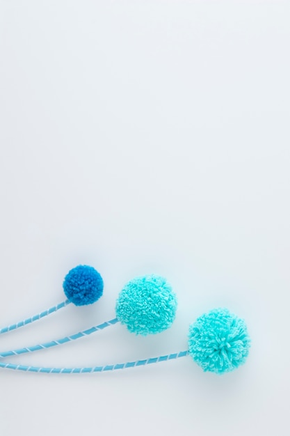 Pompons bleus avec vue de dessus de l'espace de copie