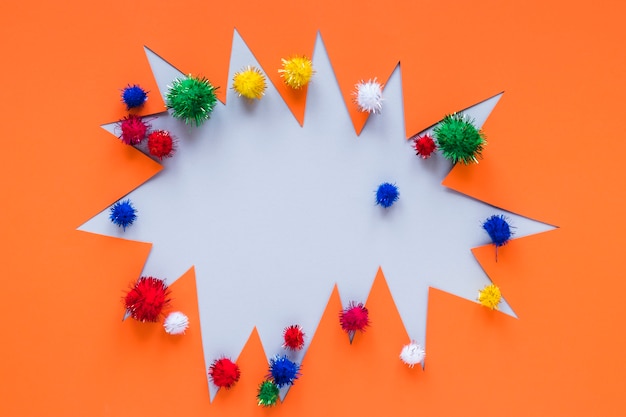 Pompons colorés avec découpe de papier de carnaval