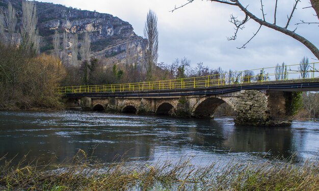 Pont en arc sur la rivière entourée de rochers dans le parc national de Krka en Croatie