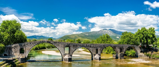Le pont d'arta sur la rivière arachthos en grèce