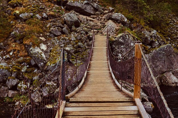 Pont en bois étroit dans les montagnes. Nature incroyable en Norvège.