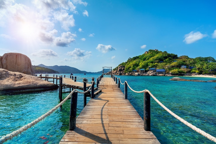 Photo gratuit pont en bois à l'île de koh nangyuan à surat thani, thaïlande