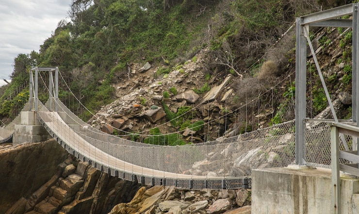 Photo gratuit pont en bois et métal faisant le tour de la montagne