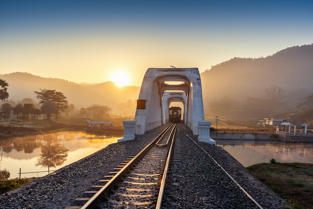 Pont ferroviaire de Thachomphu ou pont blanc à Lamphun, Thaïlande.