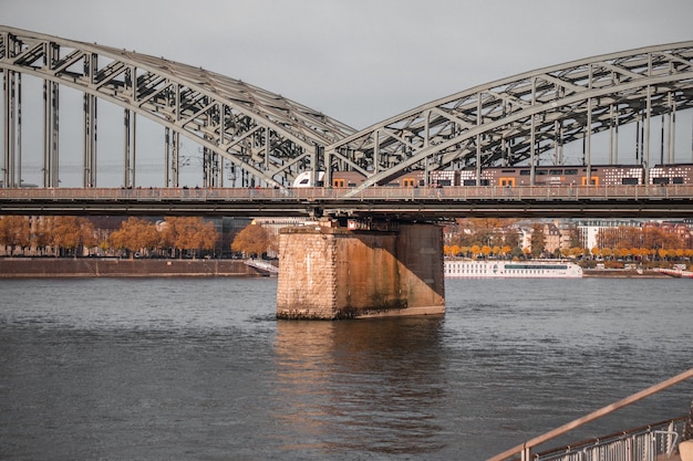 Pont en fonte grise sur un plan d'eau