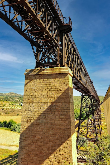 Le Pont Hacho Par Gustave Eiffel Sur La Ligne De Chemin De Fer Dans La Municipalité De Guadahortuna Photo Premium