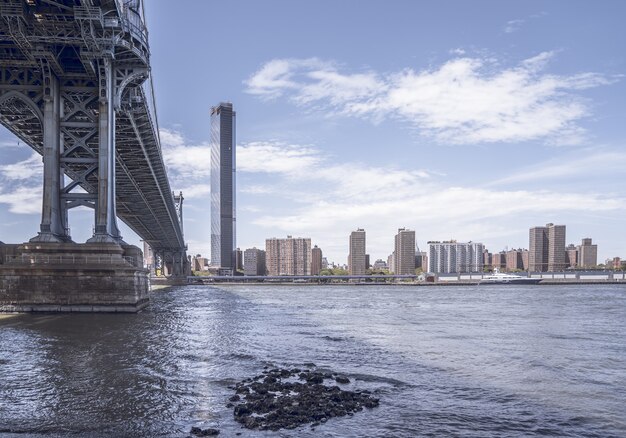 Pont de Manhattan pendant la journée aux Etats-Unis