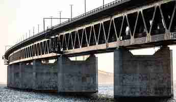 Photo gratuite pont sur la mer sous le soleil