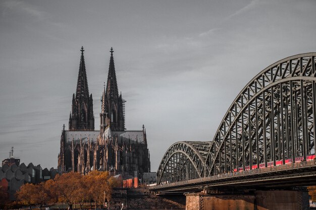 Pont métallique gris et cathédrale gothique