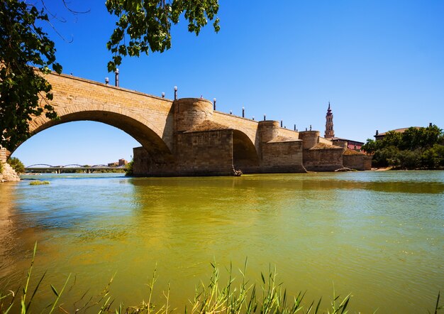 Pont de pierre médiéval sur l&#39;Èbre à Saragosse