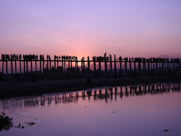 Pont U-Bein au Myanmar au coucher du soleil