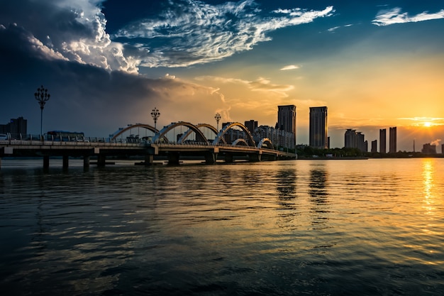 Photo gratuite le pont avec la ville