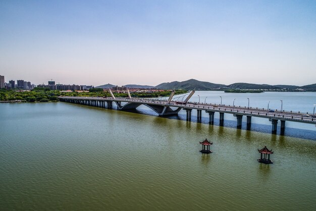 Le pont avec la ville