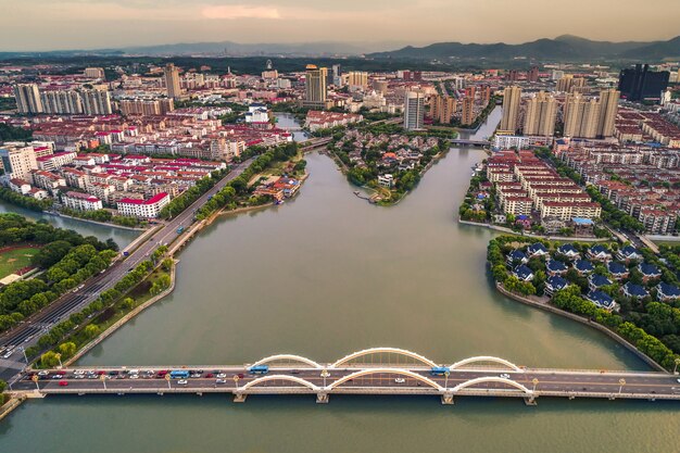 Le pont avec la ville