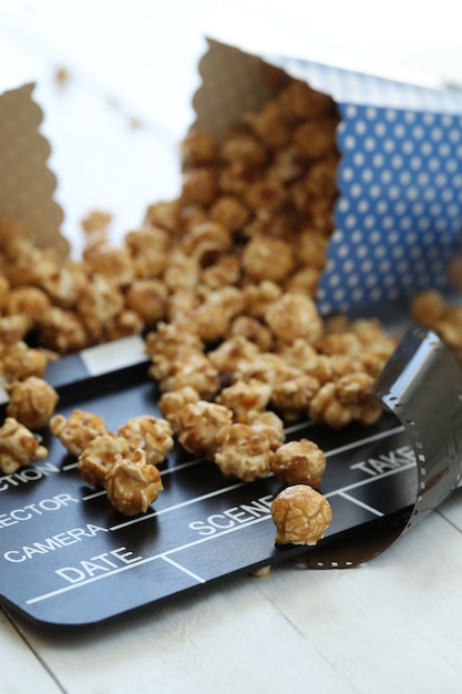 Pop-corn et presse-papiers et clins