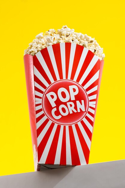 Pop-corn salé sur fond jaune