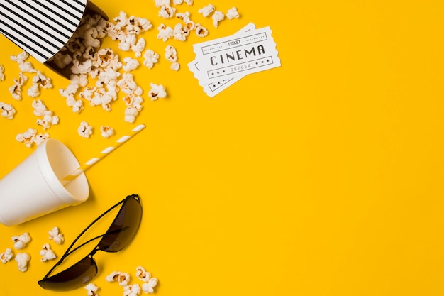 Photo gratuite pop-corn et verres pour film