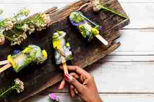 Photo gratuite pop de glace aux fleurs sauvages d'été