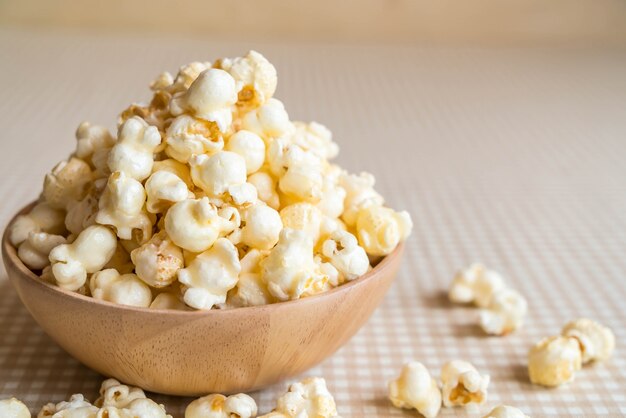 Popcorn au caramel sur la table