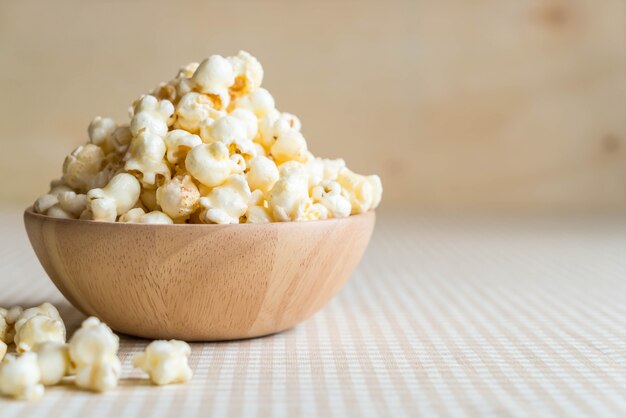 popcorn au caramel sur la table