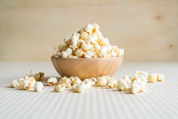 popcorn au caramel sur la table