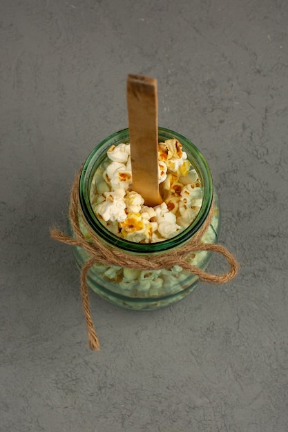 Popcorn en boîte une vue de dessus sur un bureau gris