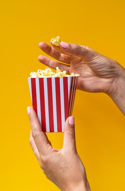 Popcorn dans une boîte blanche avec des rayures rouges