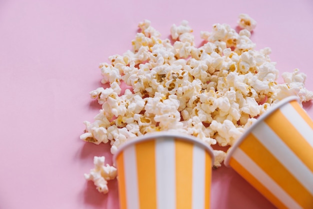 Photo gratuite popcorn dans deux tasses