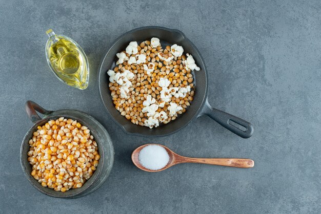 Popcorn faisant des ingrédients préparés et prêts à cuire sur fond de marbre. photo de haute qualité