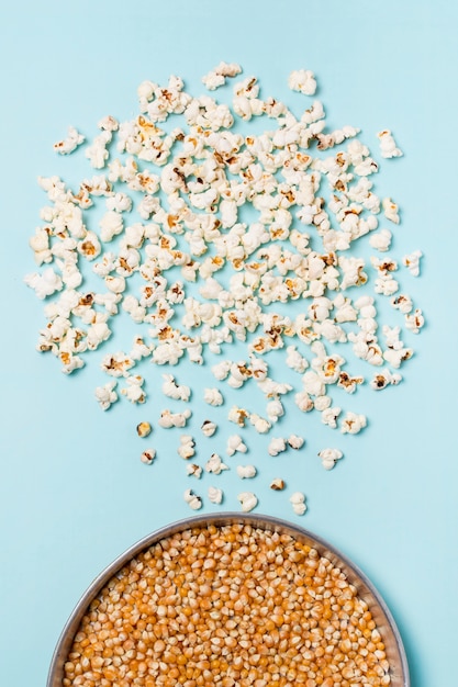 Popcorn, graines, dans, récipient, à, pop-corn, fond bleu