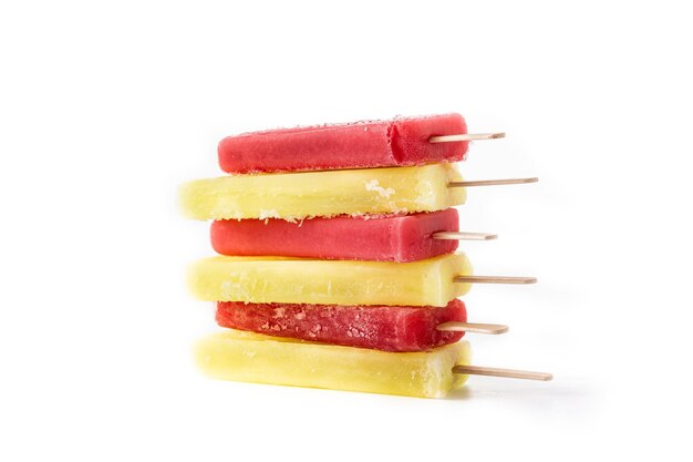 Popsicles fraise et citron isolés sur fond blanc