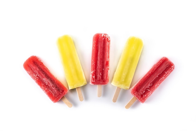 Photo gratuite popsicles fraise et citron isolés sur fond blanc