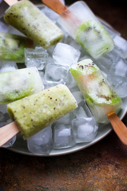 Popsicles de kiwi faits maison avec des glaçons