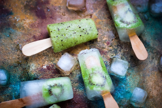 Popsicles de kiwi faits maison avec des glaçons