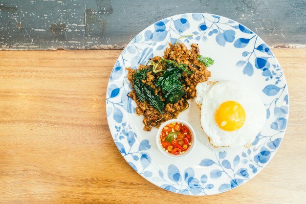 Porc épicé avec feuille de basilic et riz